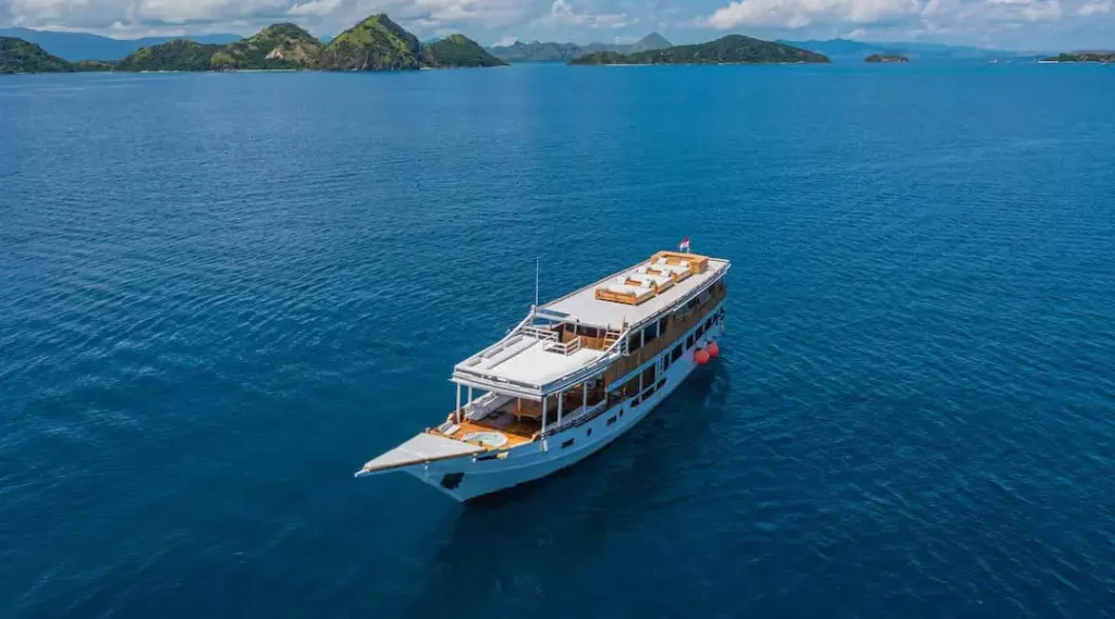 Malca Cruise Phinisi | Labuan Bajo Tour | IndonesiaJuara Trip