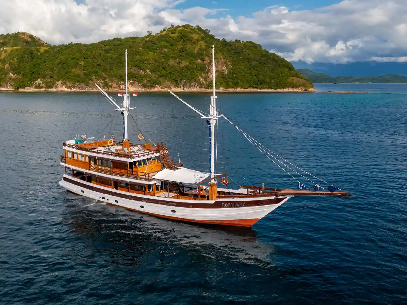 Revfiero Phinisi Boat Charter - IndonesiaJuara