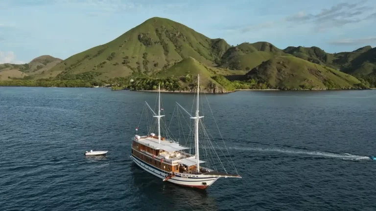 How Much Does It Cost to Rent a Phinisi Boat in Labuan Bajo?