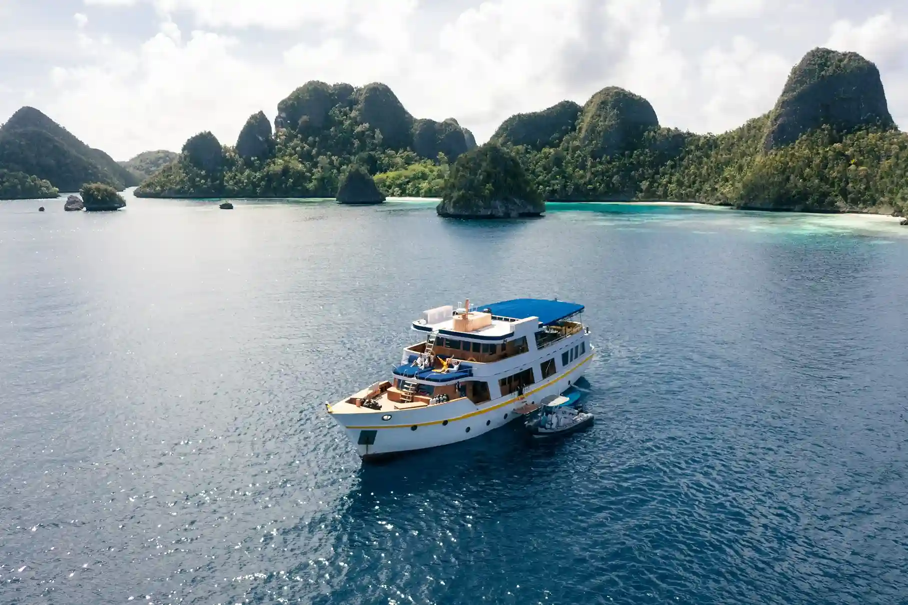 Luxury boat charter in Raja Ampat