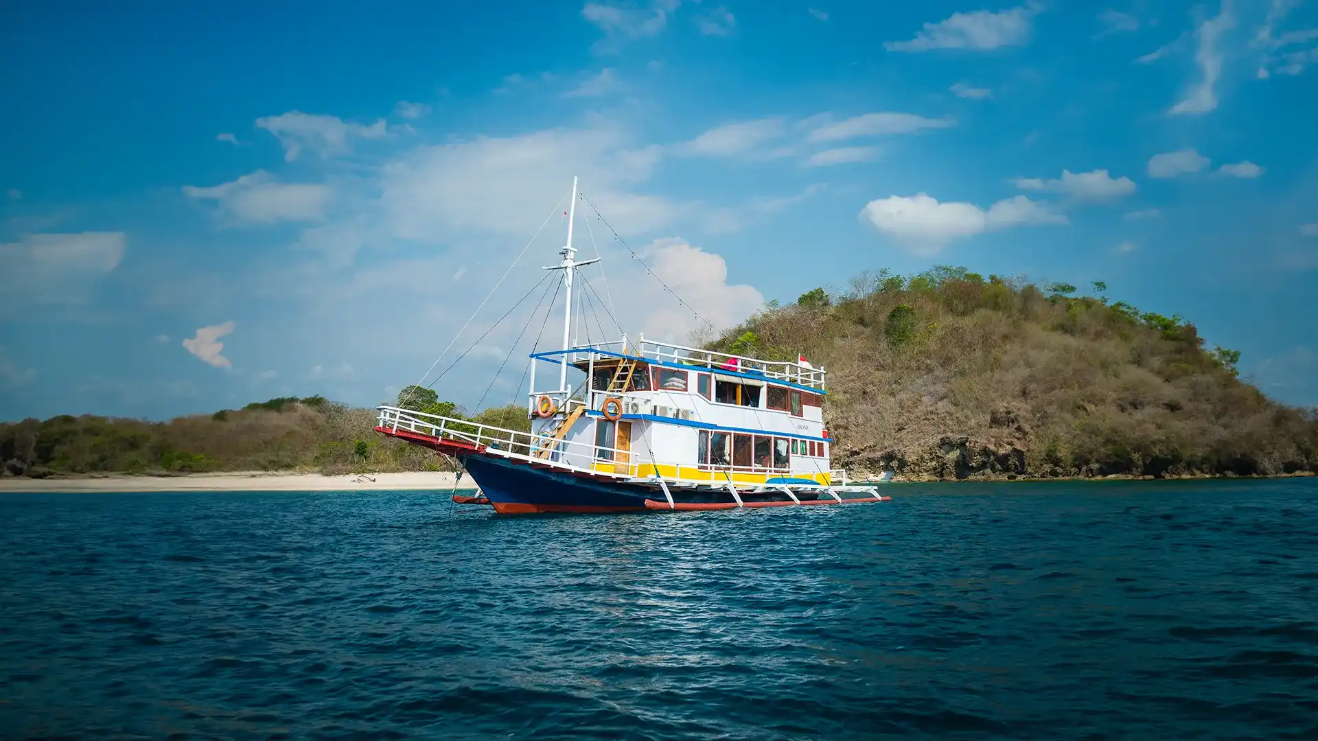 3 Island Phinisi Boat Charter - IndonesiaJuara