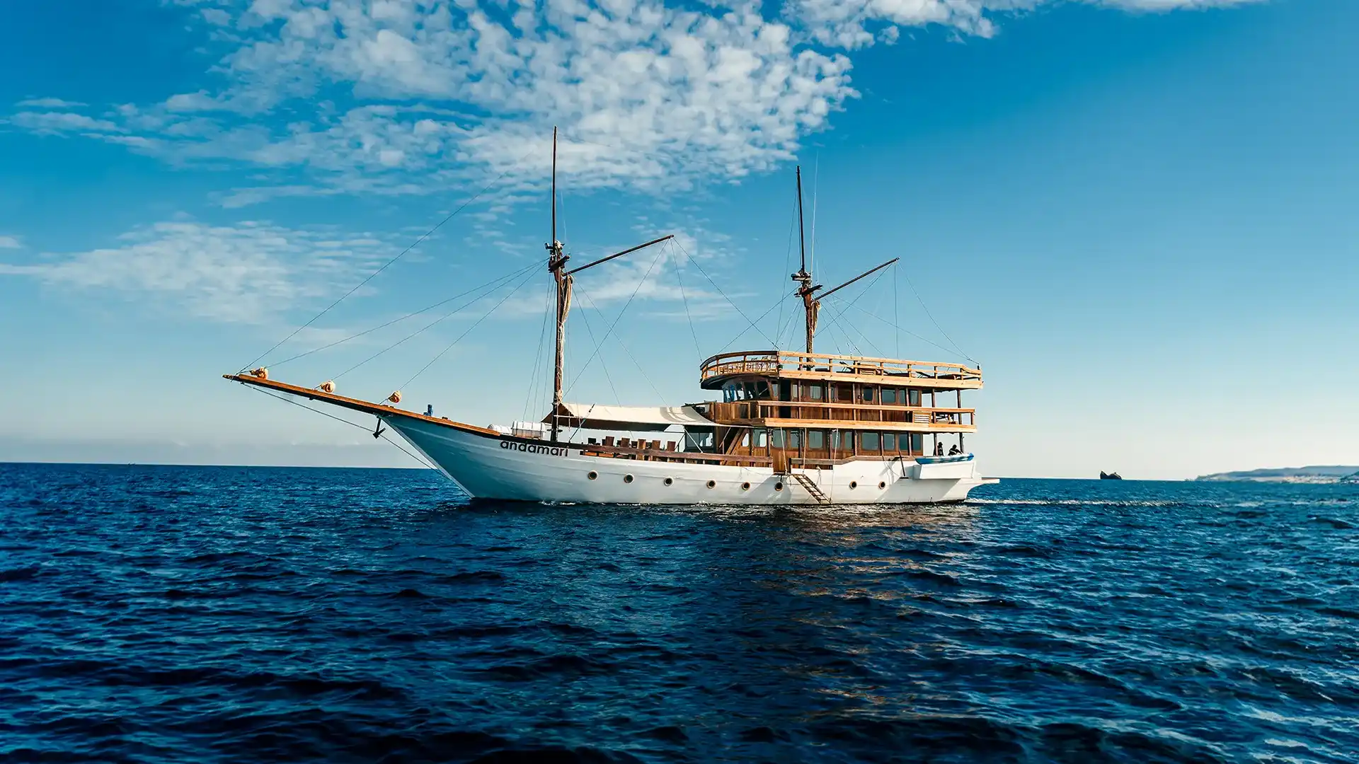 Andamari Phinisi Boat Charter - IndonesiaJuara