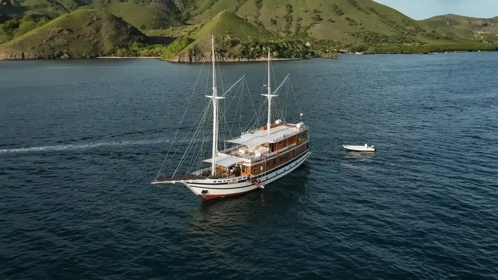 Catnazse Yacht Cruise Phinisi | IndonesiaJuara Trip