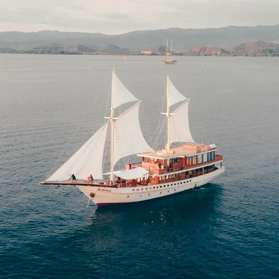 Elbark Cruise Phinisi Boat Charter in Komodo Island - IndonesiaJuara