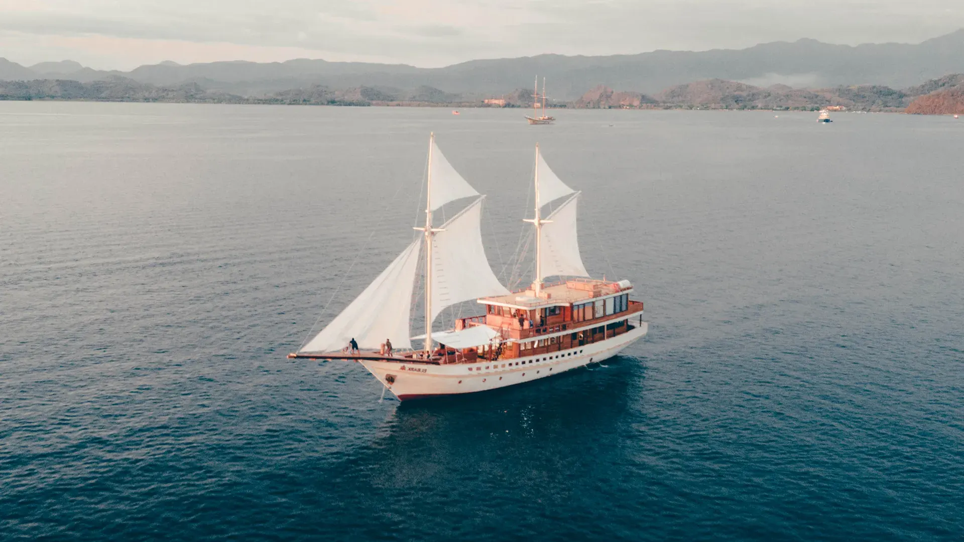 Elbark Cruise Phinisi Boat Charter in Komodo Island - IndonesiaJuara