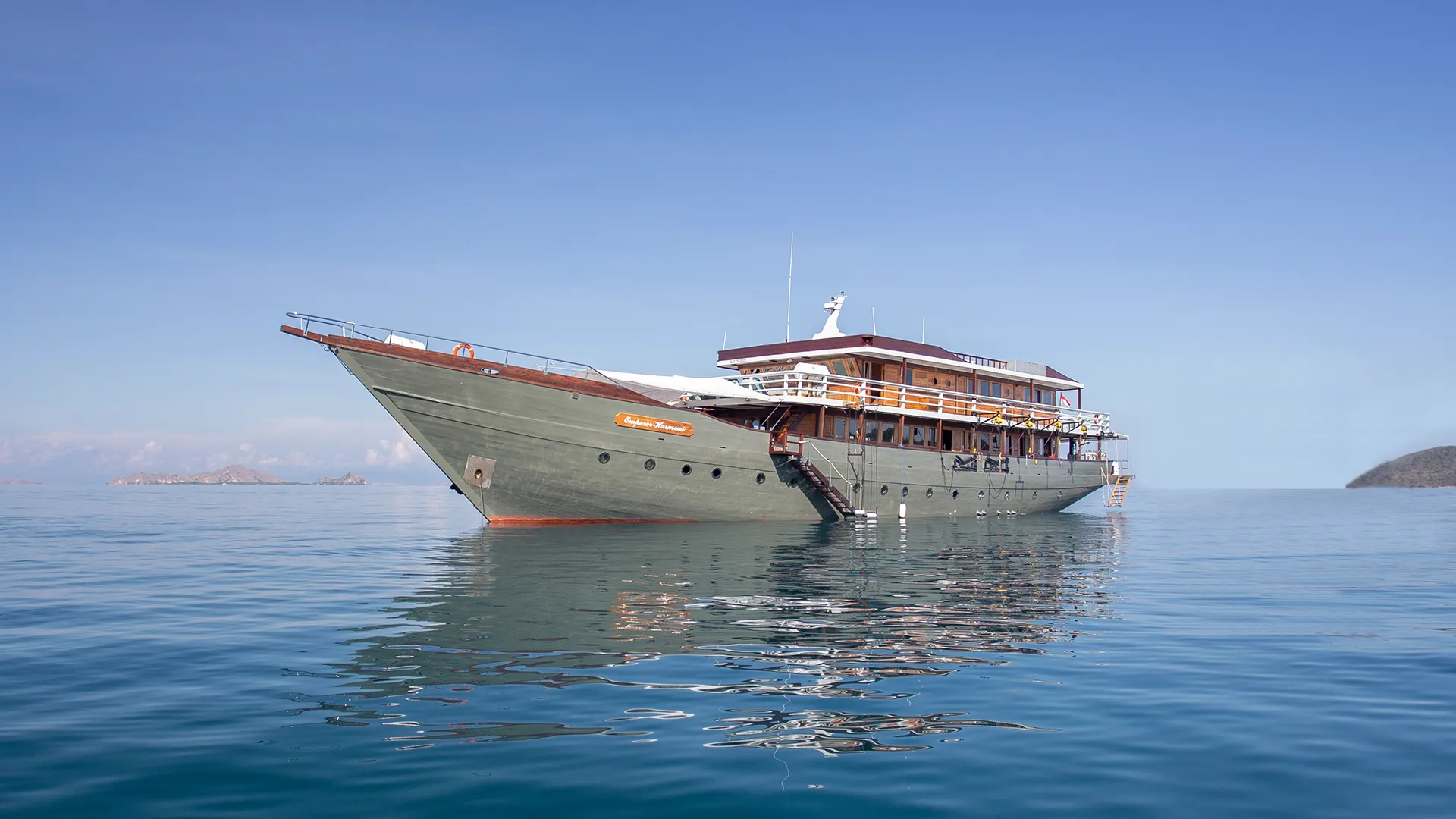 Emperor Harmoni Boat Charter - IndonesiaJuara