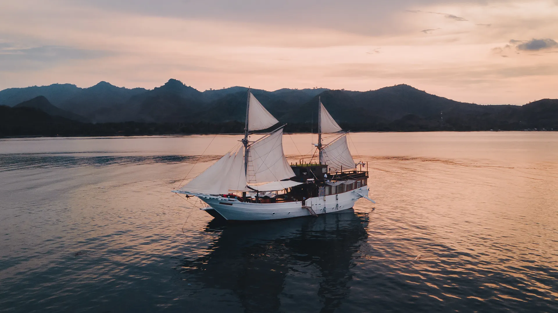 Ikan Kayu Phinisi Boat Charter - IndonesiaJuara