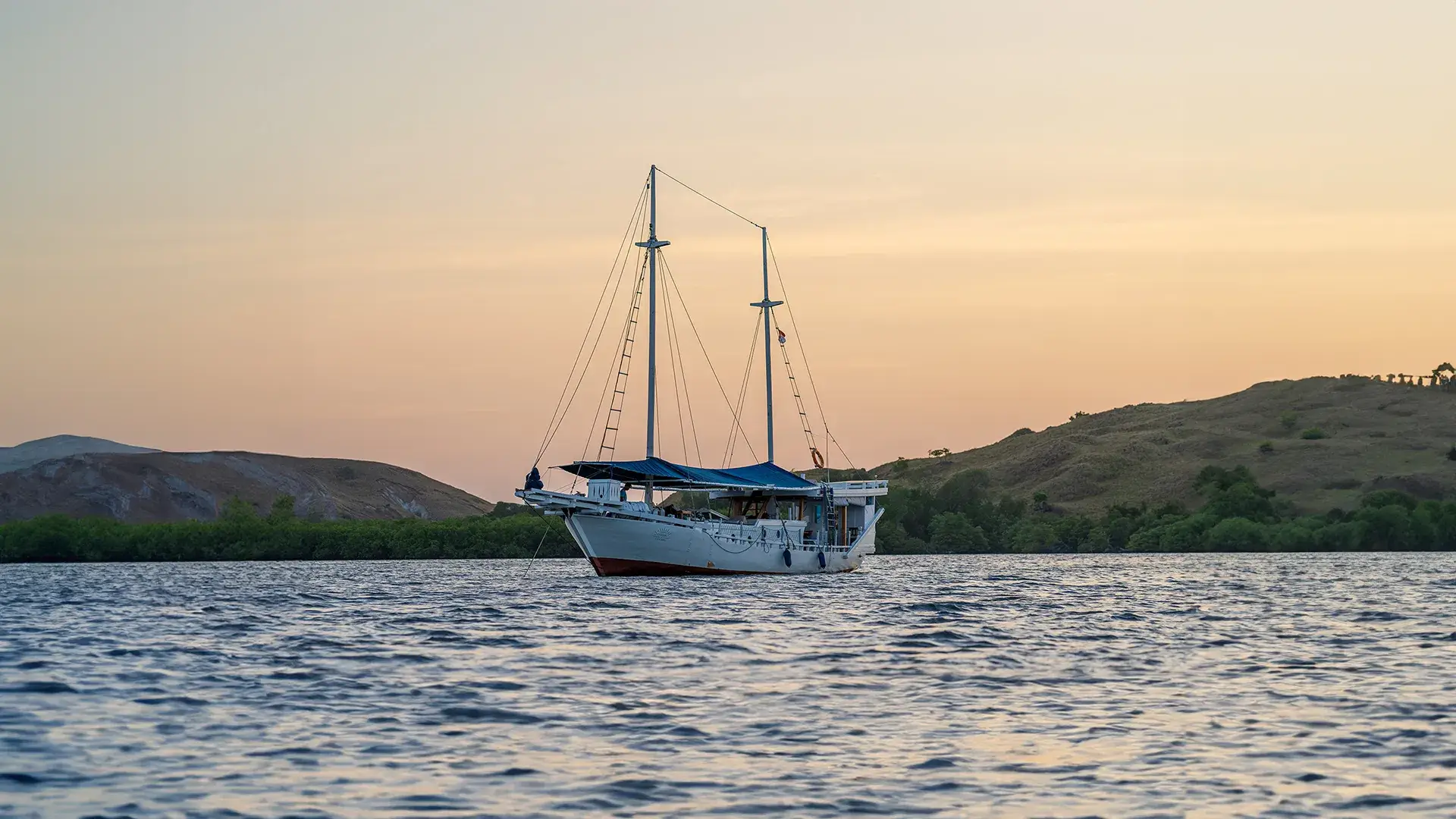 Jinggo Janggo Phinisi Boat Charter - IndonesiaJuara