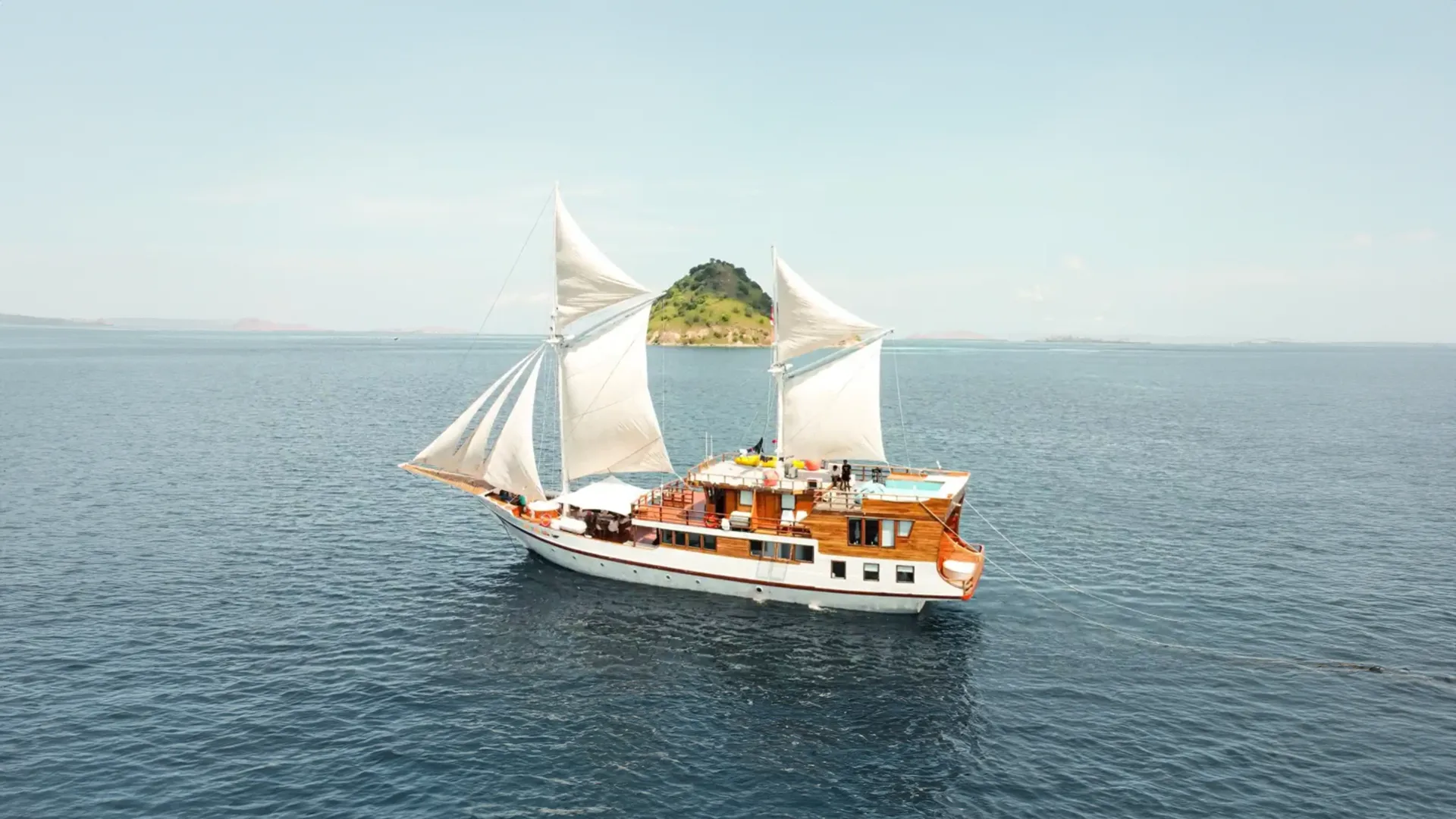 Lady Grace Cruise Phinisi - IndonesiaJuara