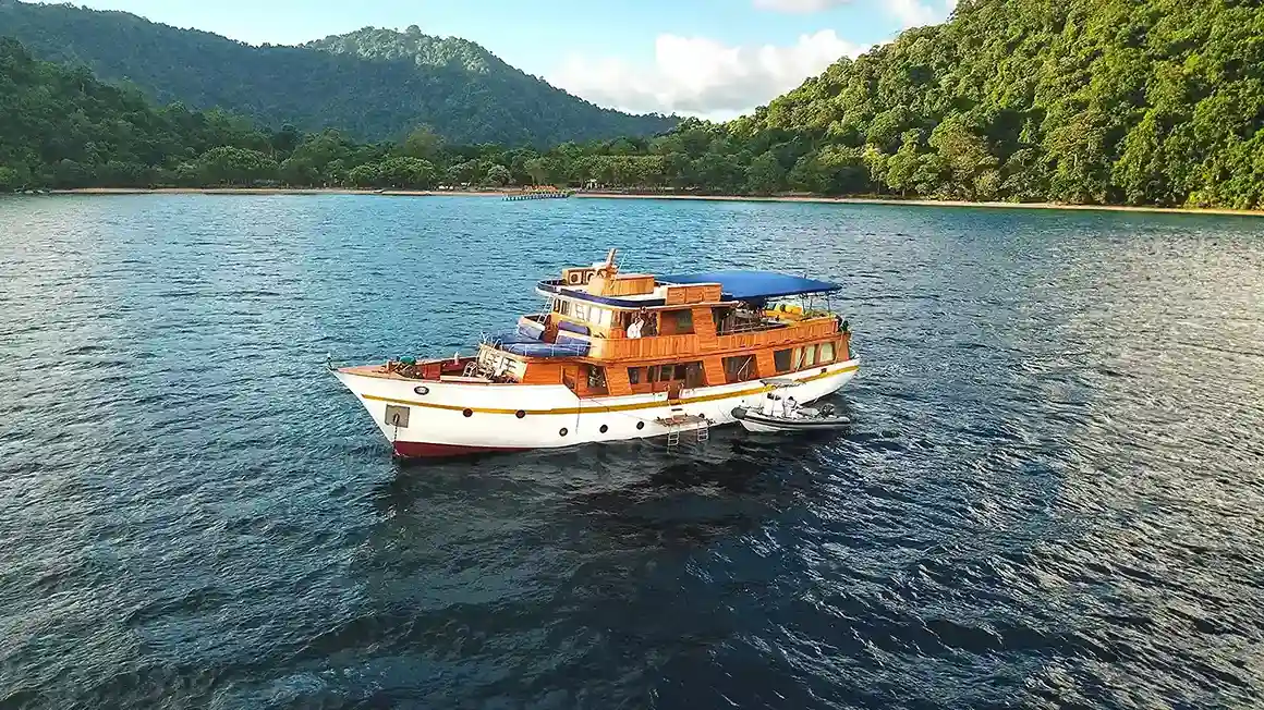 Magia II Phinisi boat charter - IndonesiaJuara