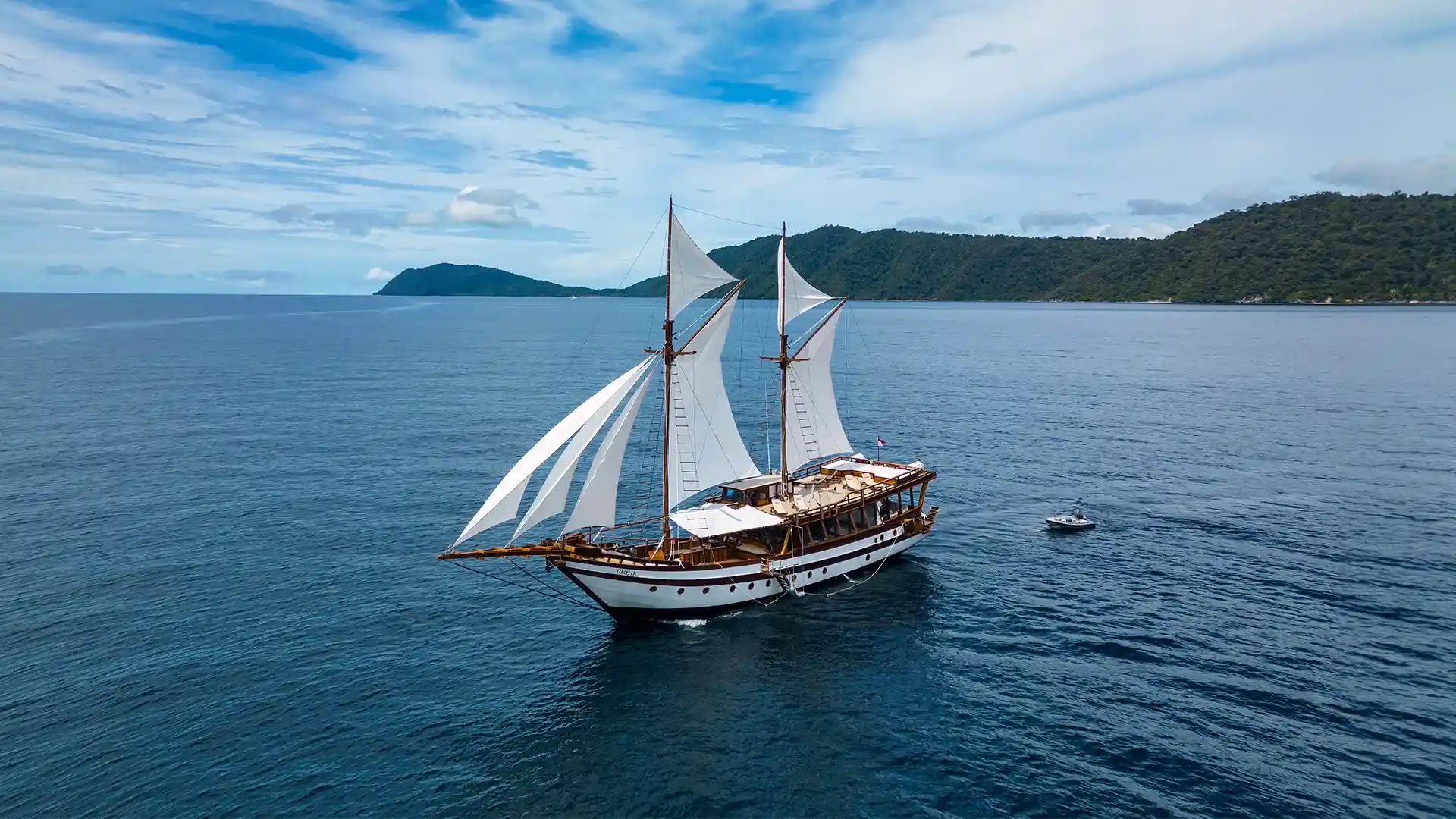 Majik Boat Charter - IndonesiaJuara