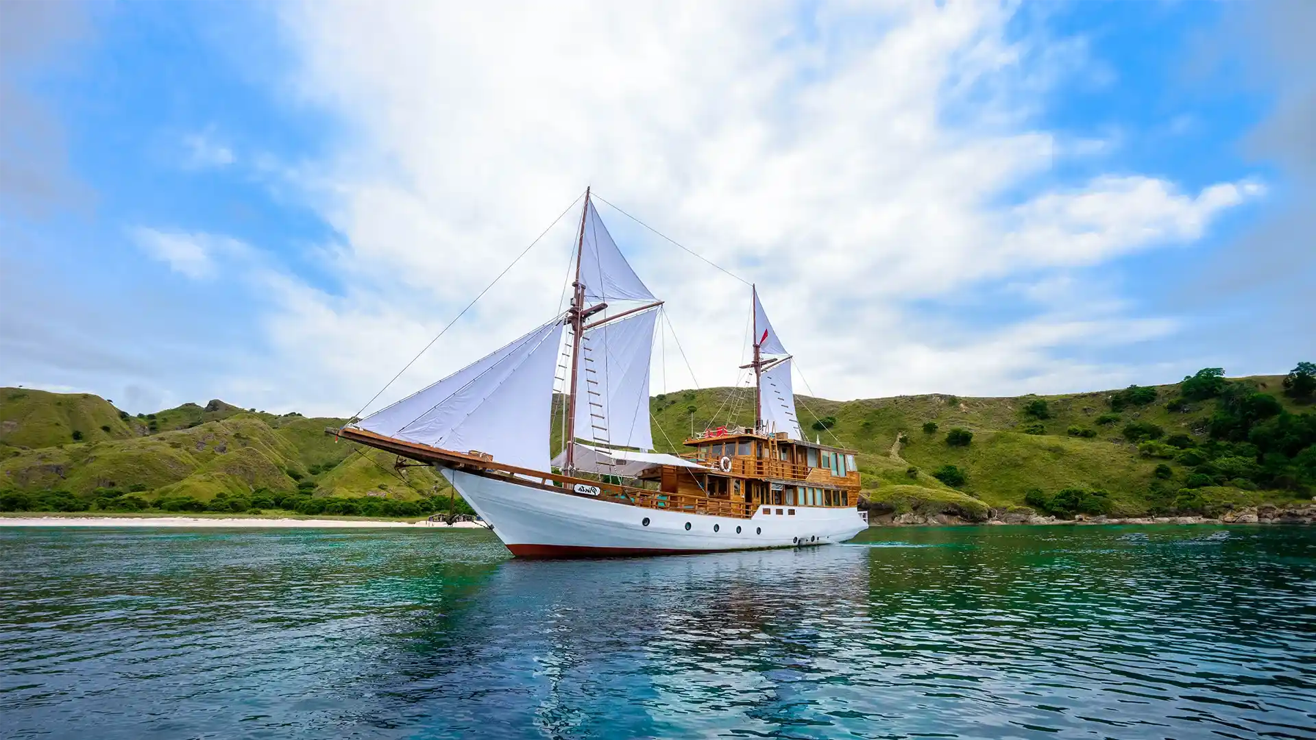 Pinta Phinisi Boat Charter - IndonesiaJuara