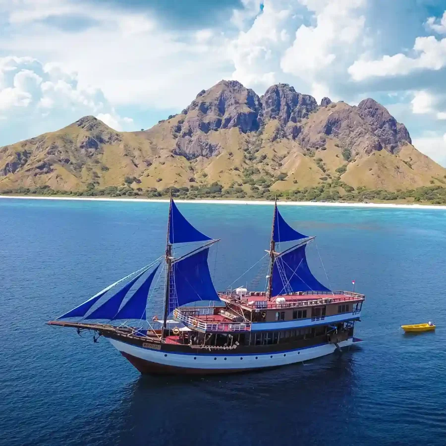 Mutiara Cruise Phinisi Sailing in Komodo Island, Komodo National Park _ Komodo Luxury