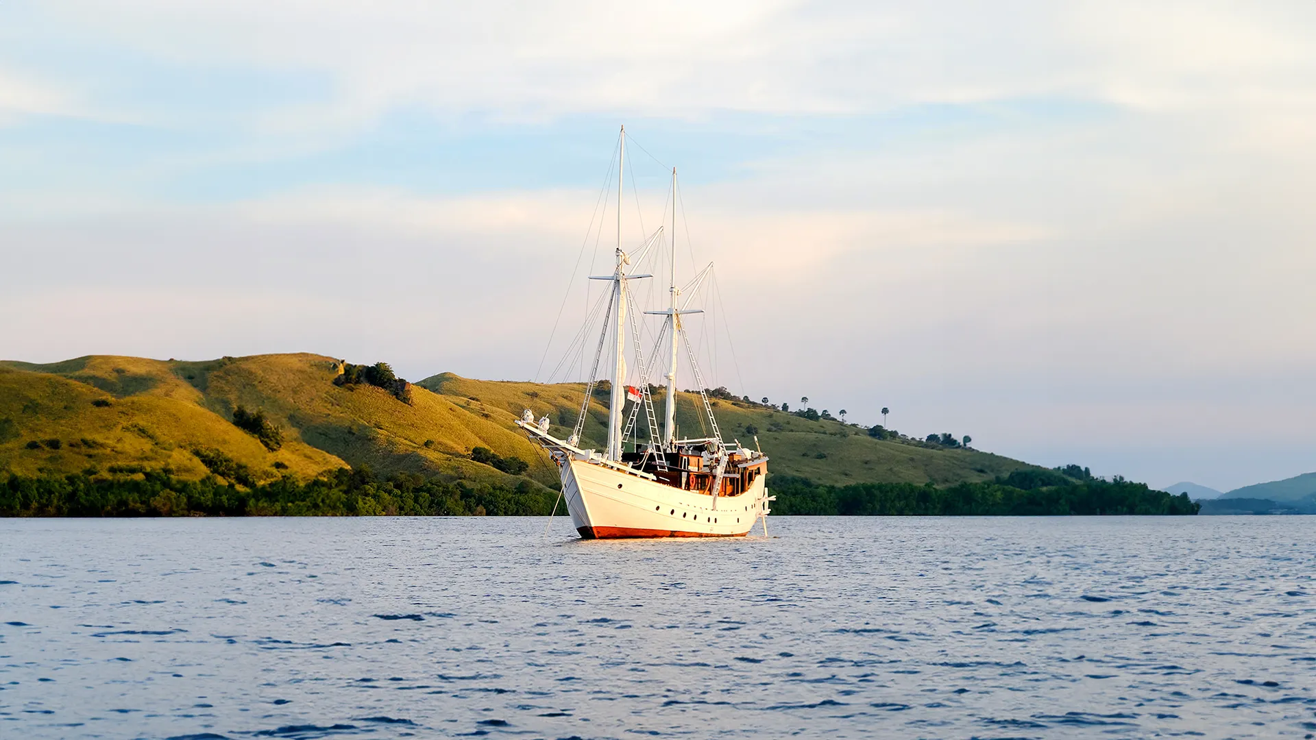 Jakare Phinisi Boat Charter - IndonesiaJuara