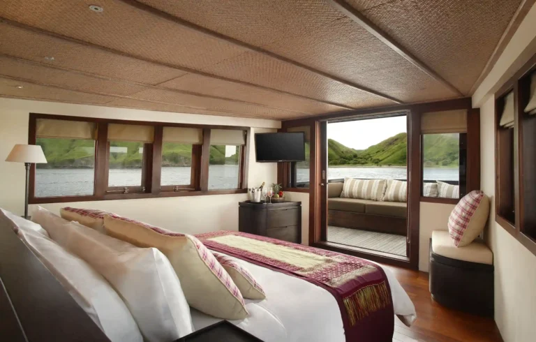 What Is the Difference Between Private Cabin and Shared Cabin on Phinisi Boat? Find Out Here!