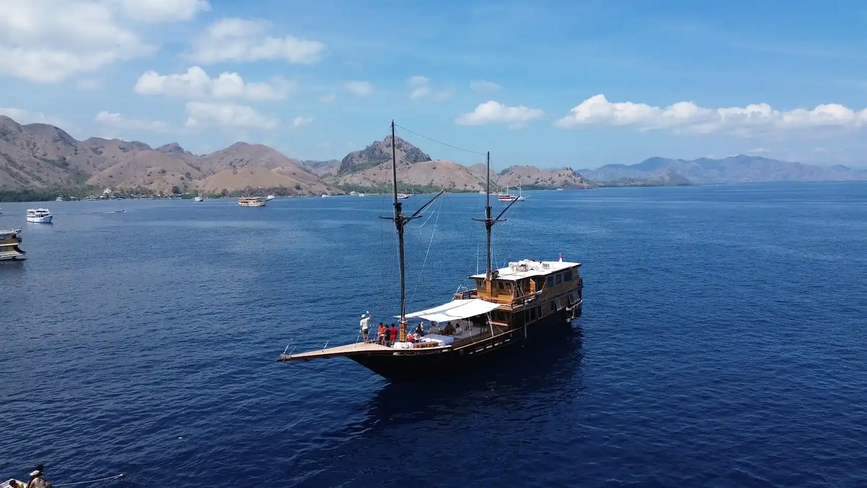 Blackbeard Phinisi Boat Charter | Blackbeard Exterior | Komodo Tour | Indonesiajuara
