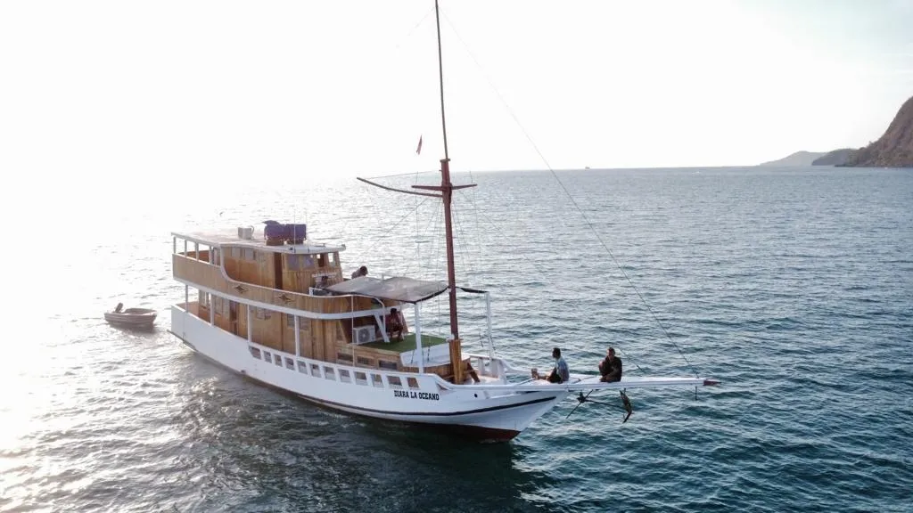 Diara La Oceano Phinisi Boat Charter | Diara La Oceano Exterior | Komodo Tour | Indonesiajuara