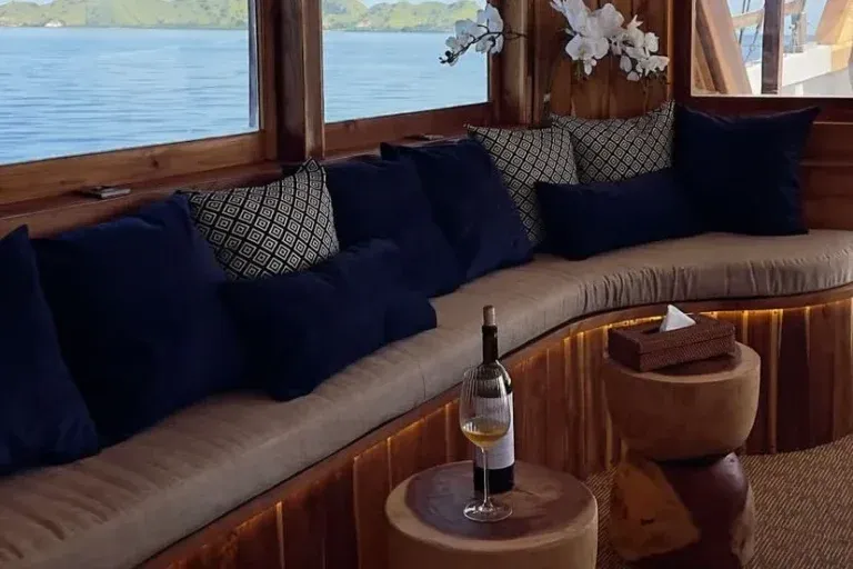 Indoor Lounge Raffles Cruise | IndonesiaJuara Trip