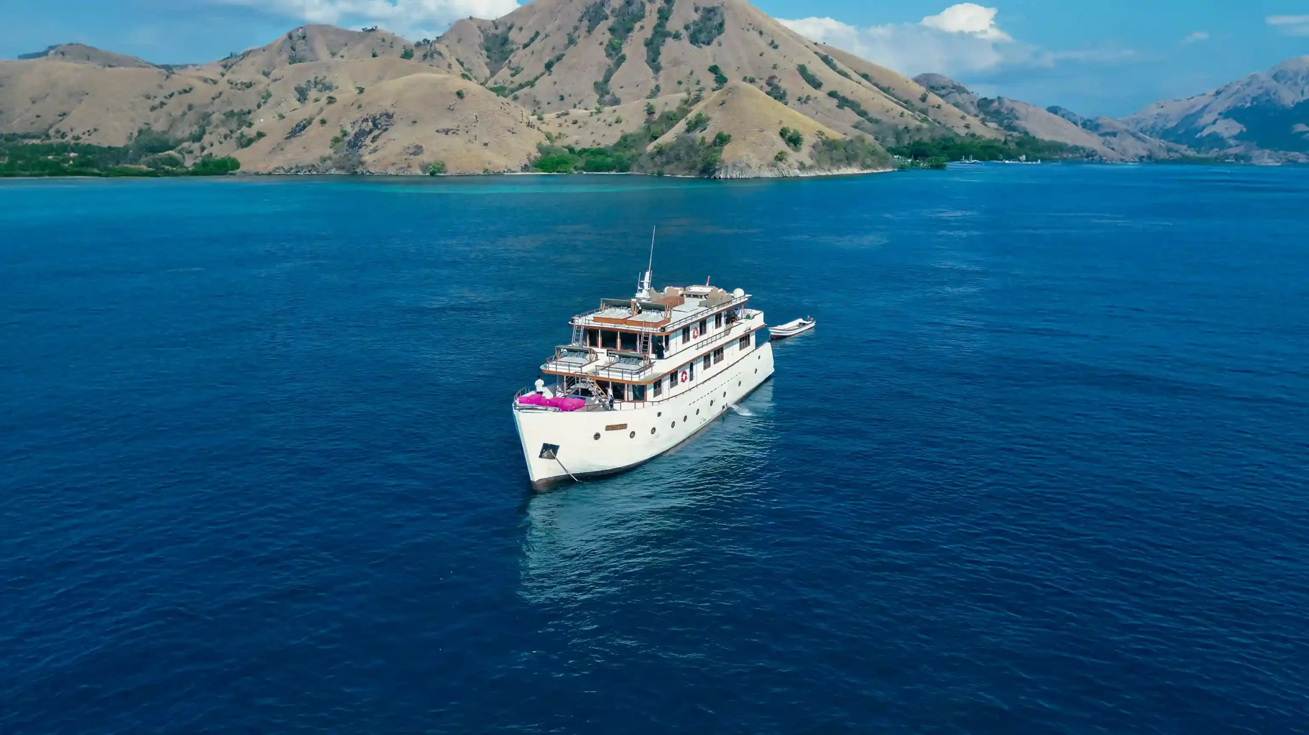 Le Costa Phinisi boat charter - IndonesiaJuara