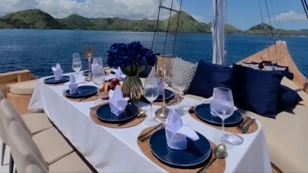 Outdoor Dining Area | Raffles Cruise | IndonesiaJuara Trip