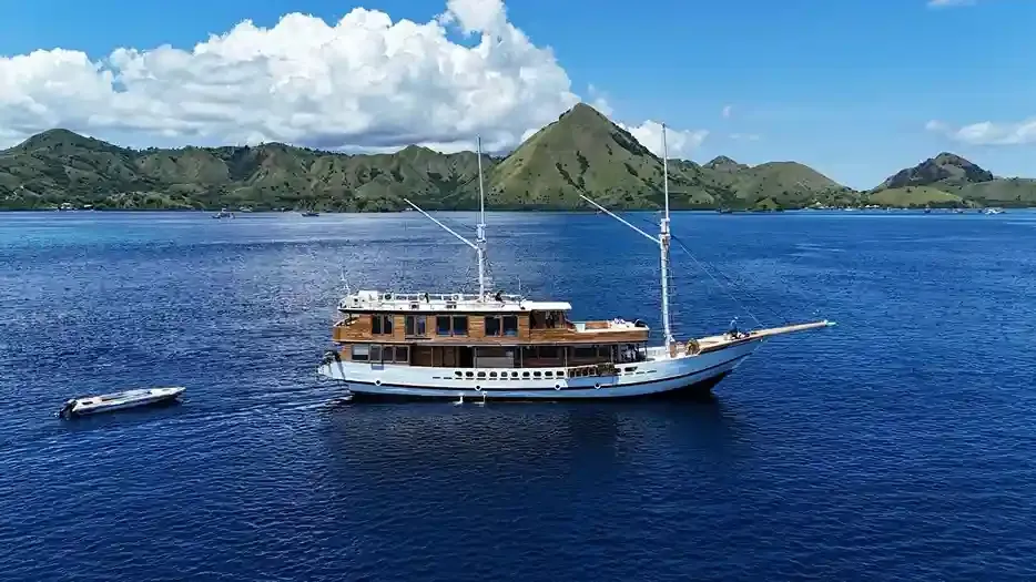 Raffles Cruise | IndonesiaJuara Trip