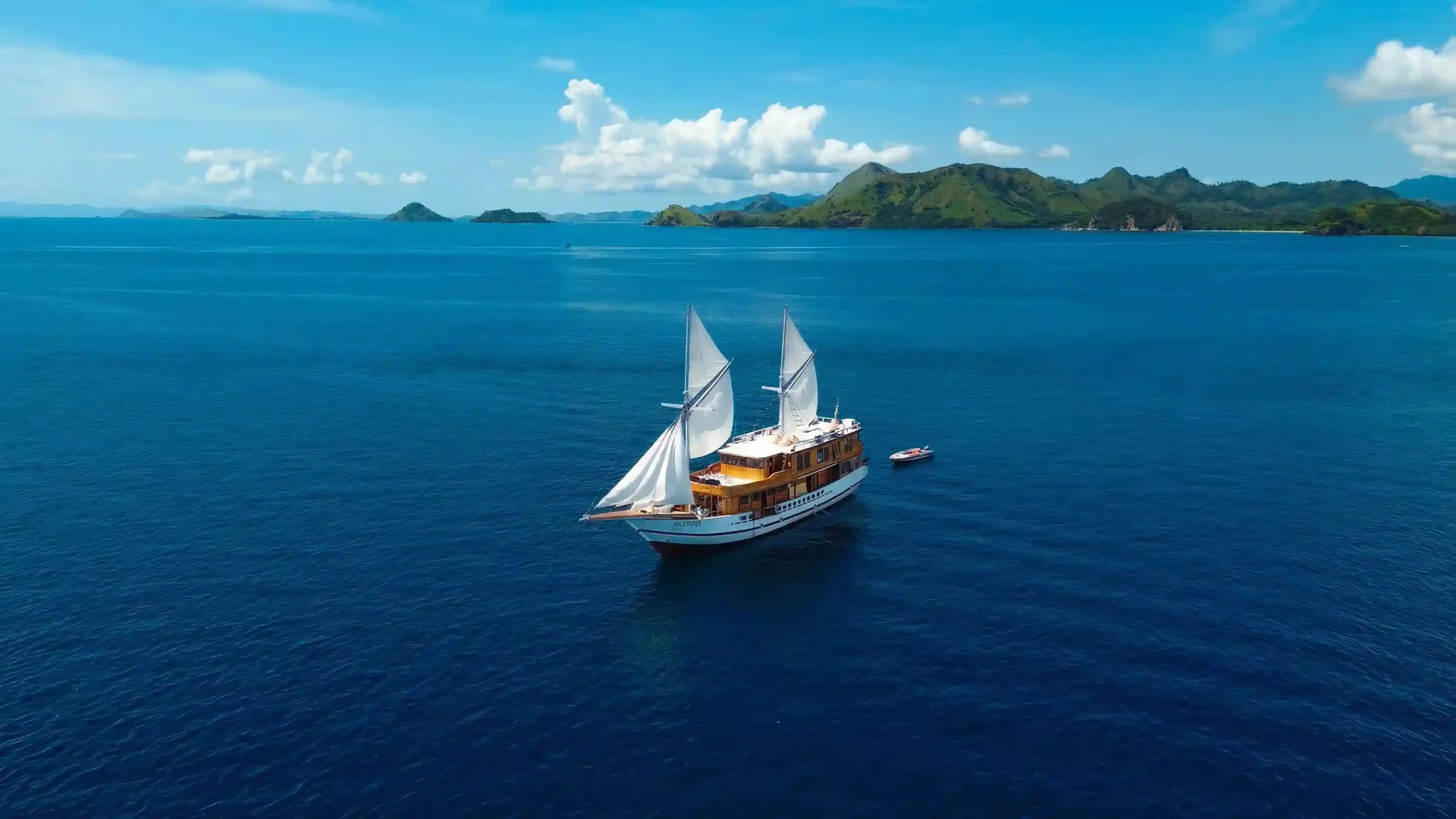Raffles Boat Charter Phinisi | Indonesia Juara