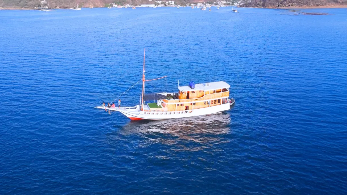 Diara La Oceano Phinisi Boat Charter | Diara La Oceano Exterior | Komodo Tour | Indonesiajuara
