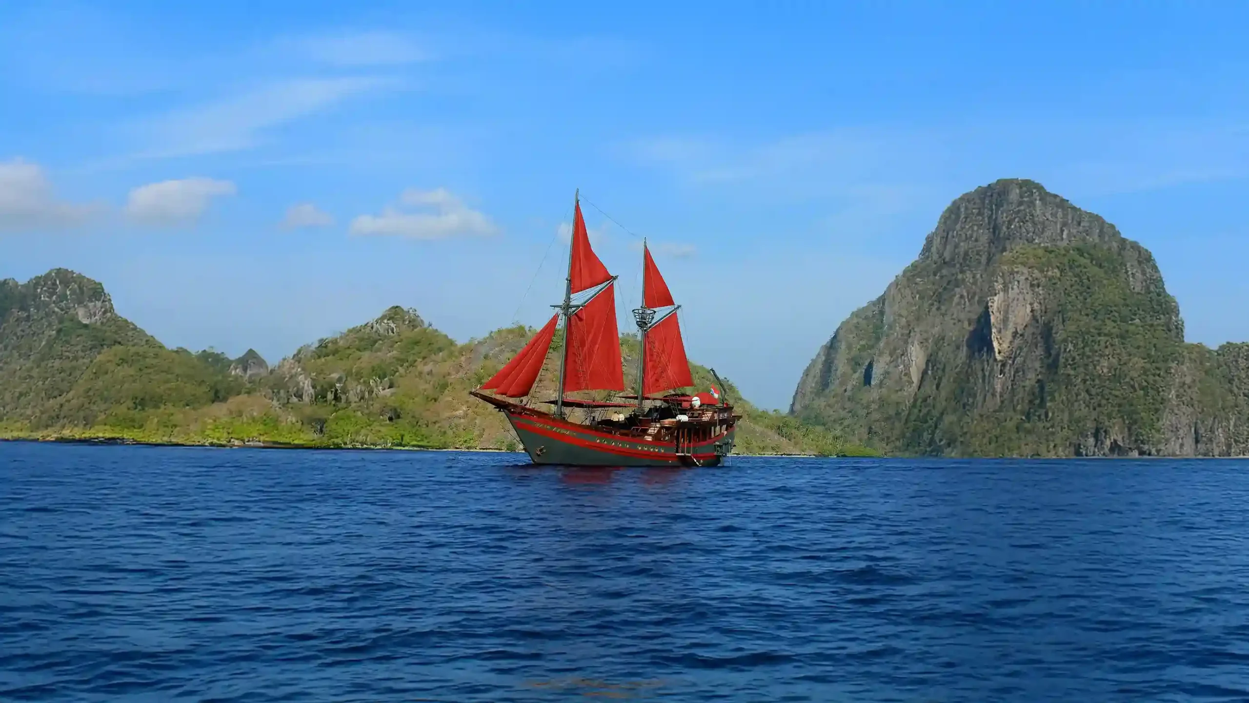 Manta Mae Phinisi Liveaboard Boat Charter | Manta Mae Exterior | Indonesia Juara
