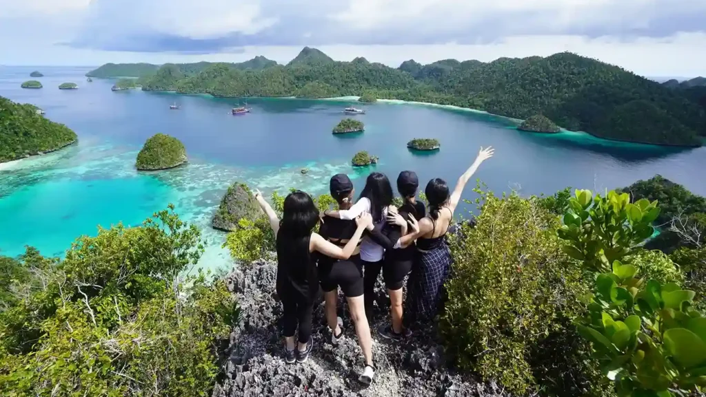 Trekking in Wayag Peak Raja Ampat | Indonesia Juara Trip