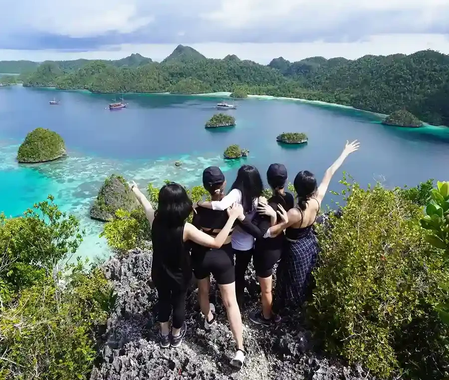 Trekking in Wayag Peak Raja Ampat | Indonesia Juara Trip