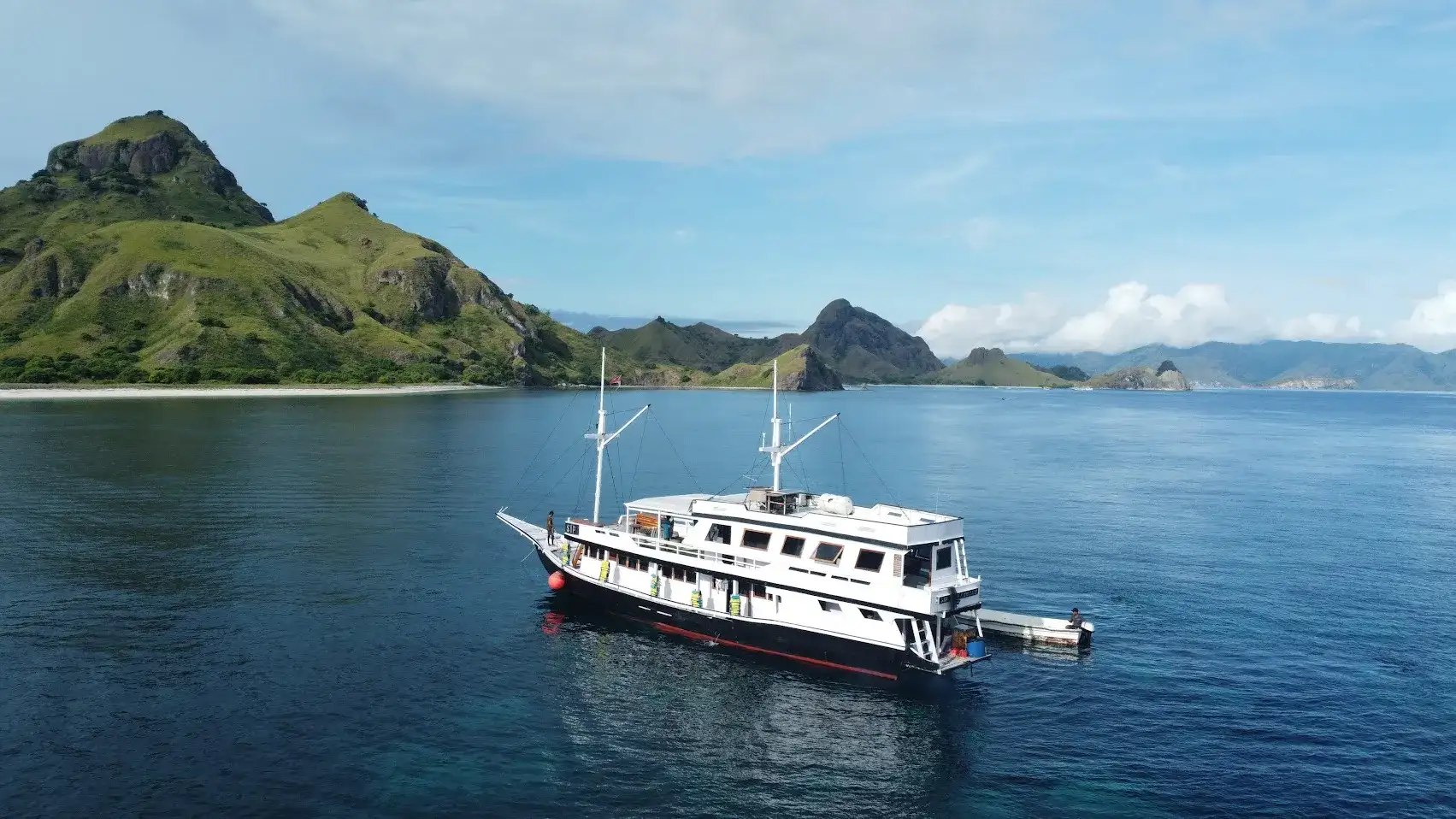 SIP Phinisi Boat Charter | SIP Phinisi Exterior | Komodo Tour | Indonesia Juara Trip