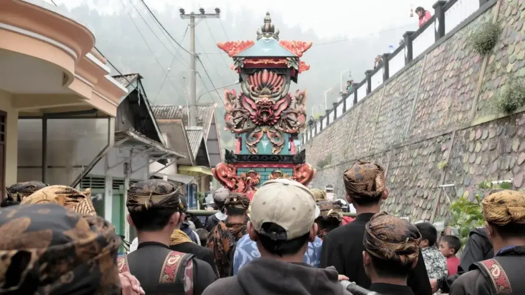 Entas-Entas | Tengger Tribe Traditional Ceremony (Source: wonderfulimages.kemenparekraf.go.id)