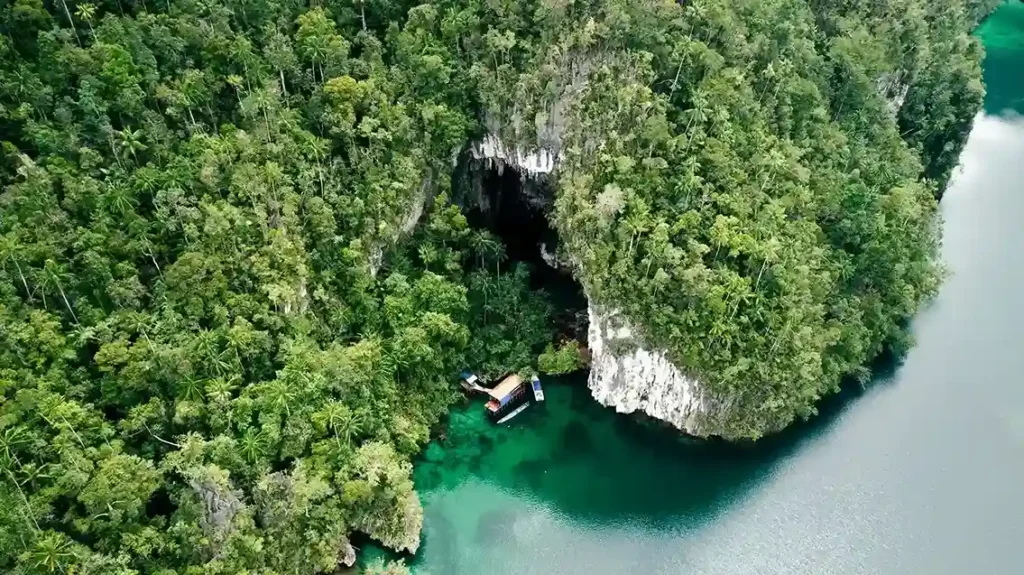 Keramat Cave Misool Raja Ampat | Misool Tour | IndonesiaJuara Trip