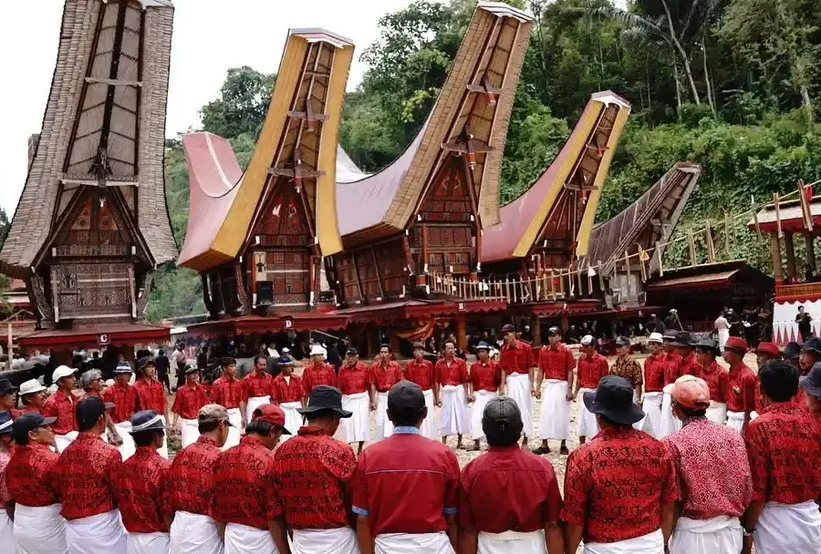 Rambu Solo – The Grand Funeral Ceremony of the Toraja People (source: Instagram @petchpacker)