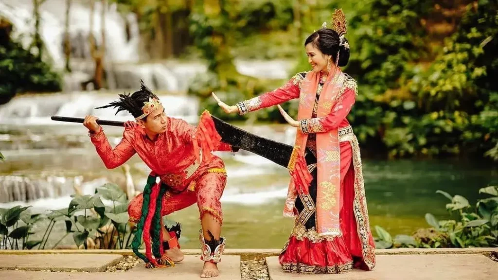 Welcome Dance of the Saluan Tribe in Luwuk Banggai (Source: Facebook Like Palu)