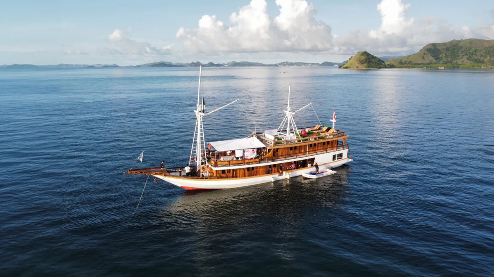 Zada Hela Boat Charter - IndonesiaJuara