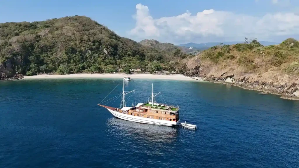 Sailing through Pink Beach Labuan Bajo | Labuan Bajo Tour | IndonesiaJuara Trip