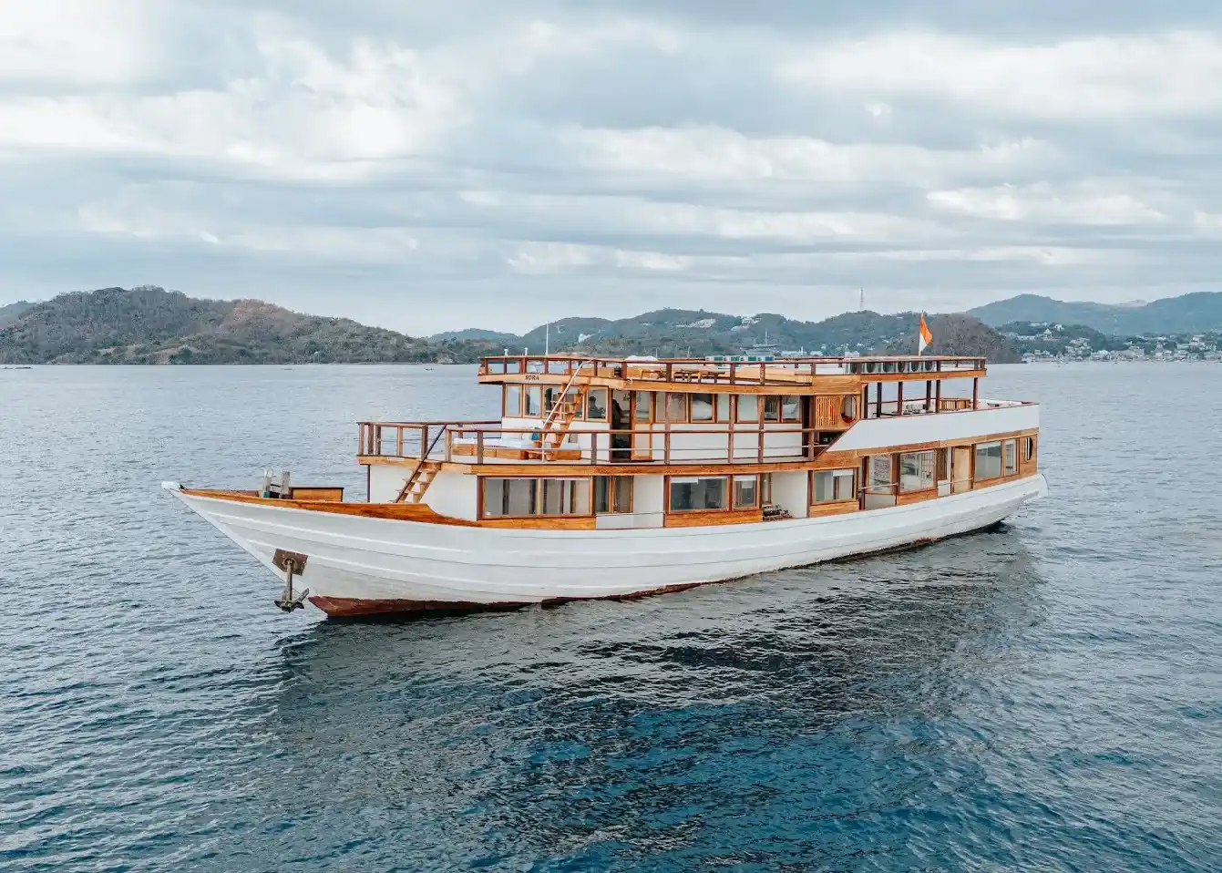 Sora Phinisi Exterior | Sora Phinisi Boat Charter | Indonesia Juara Trip