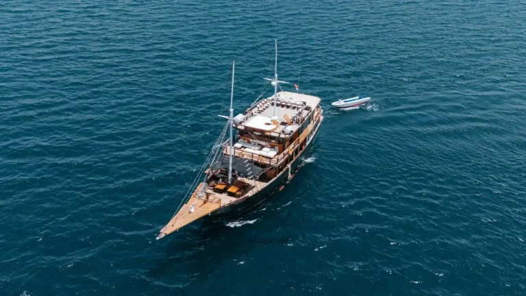 Catamaran vs Phinisi: Which One Truly Suits Your Group for a Komodo Trip?