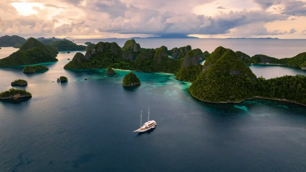 Raja Ampat Indonesia | Raja Ampat Tour | IndonesiaJuara Trip