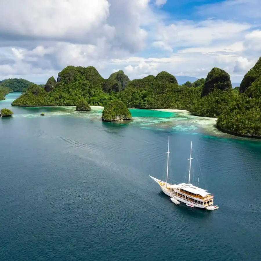 Raja Ampat Indonesia | Raja Ampat Tour | IndonesiaJuara Trip