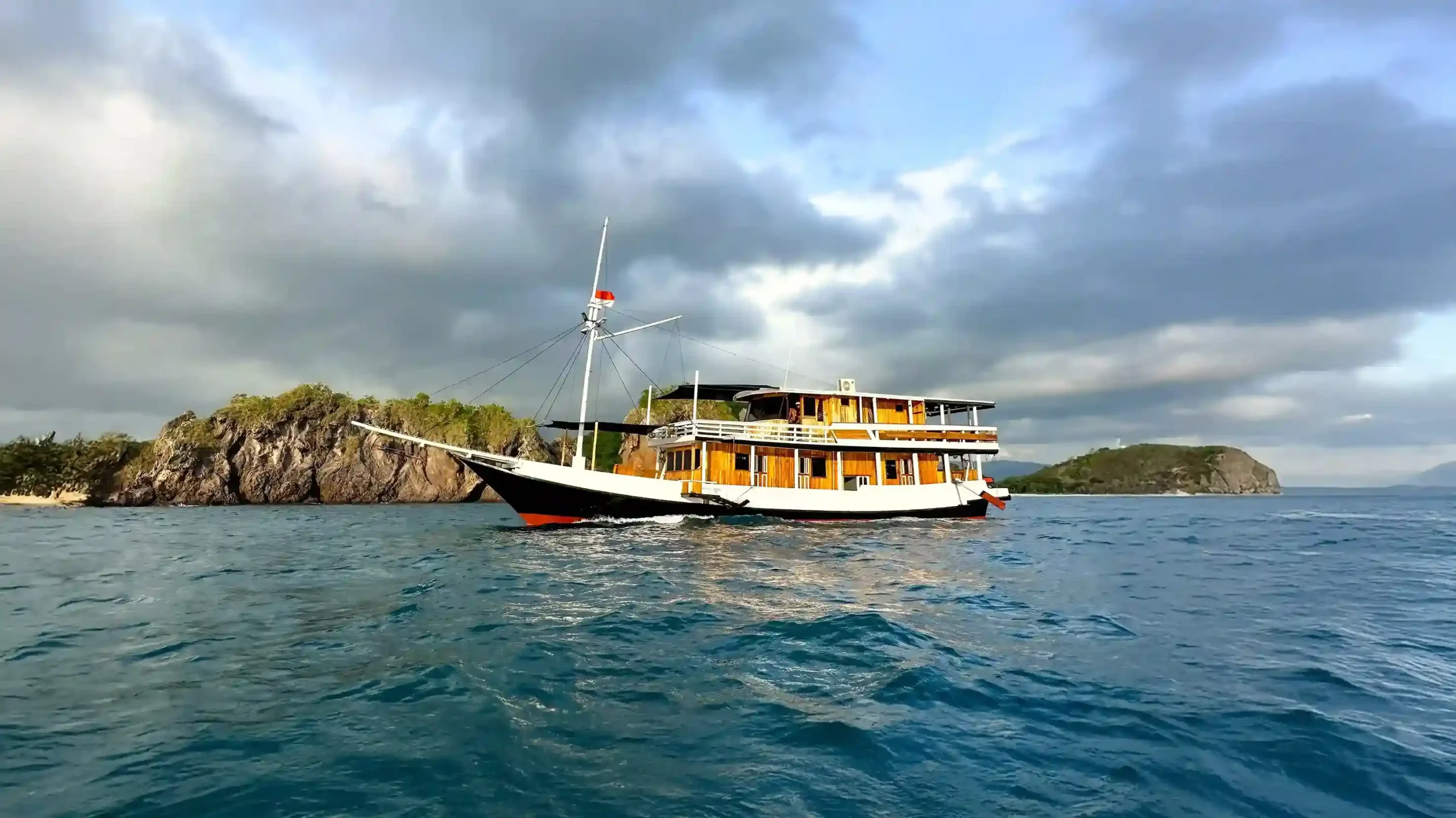 Sewa Kapal Santemako Phinisi | Komodo Island Tour | Komodo Island Diving Tour | Indonesia Juara Trip