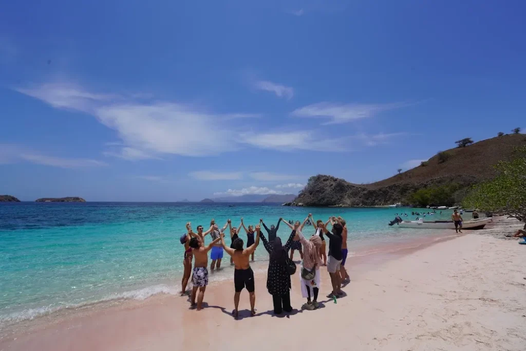 Pink Beach Open Trip Labuan Bajo | IndonesiaJuara Trip