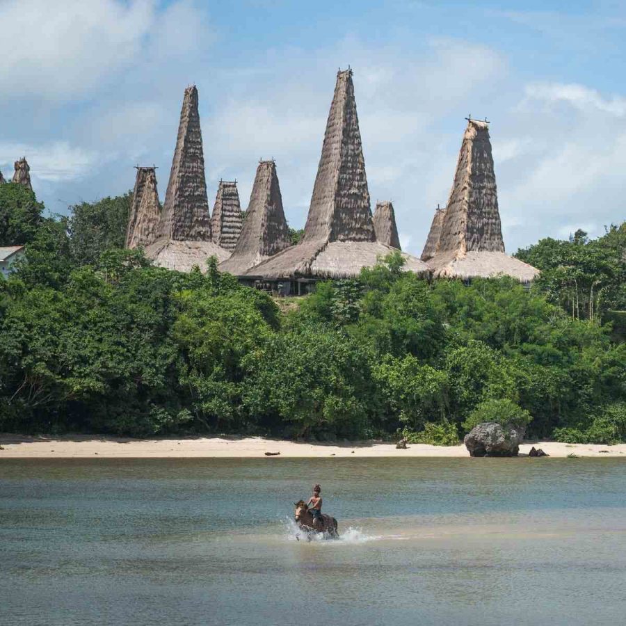 8 Destinasi Wisata Budaya Di Sumba, Selain Air Terjun Dan Danau ...