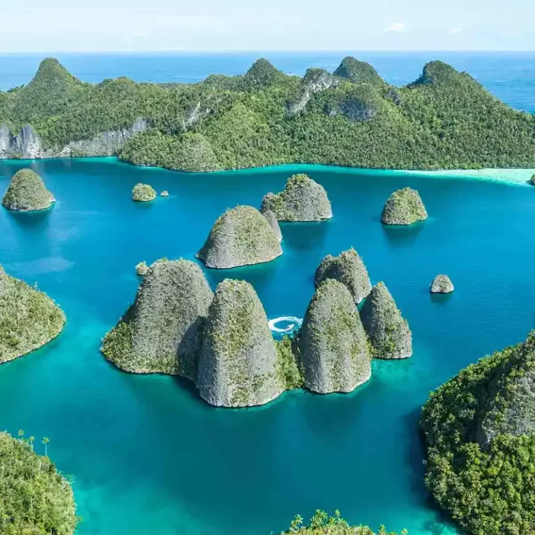 9 Daftar Pantai Raja Ampat yang Mempesona