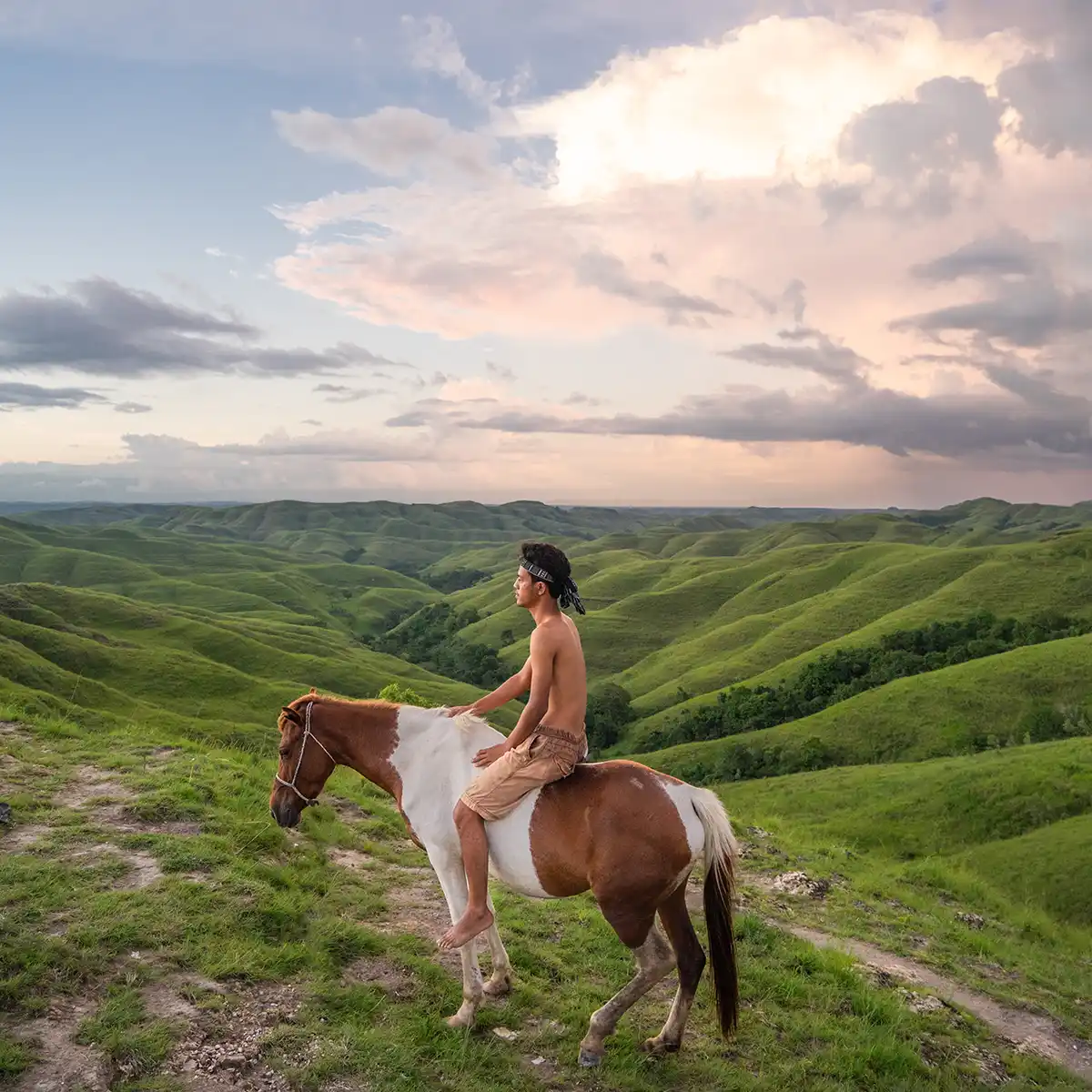 Berfoto dengan kuda di Bukit Warinding