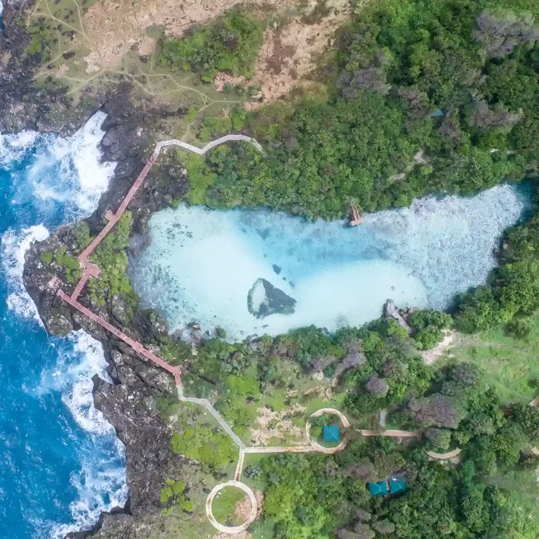 Menyusuri Keindahan Danau Weekuri, Danau Unik yang Miliki Air Asin di Sumba
