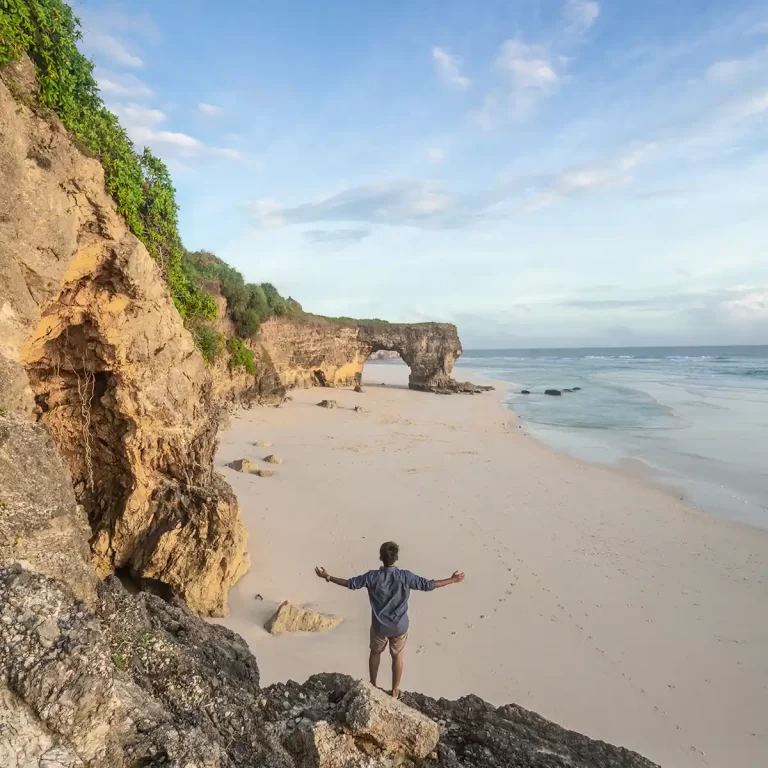 Pantai Mbawana, Sayangnya Ikon Batu Cincin Runtuh