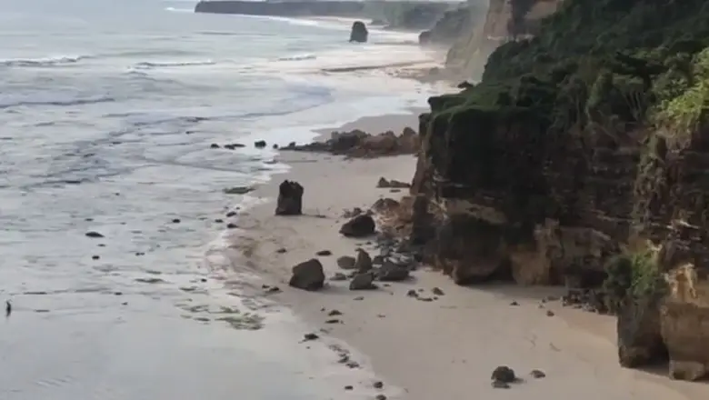 Batu Cincin di Pantai Mbawana runtuh