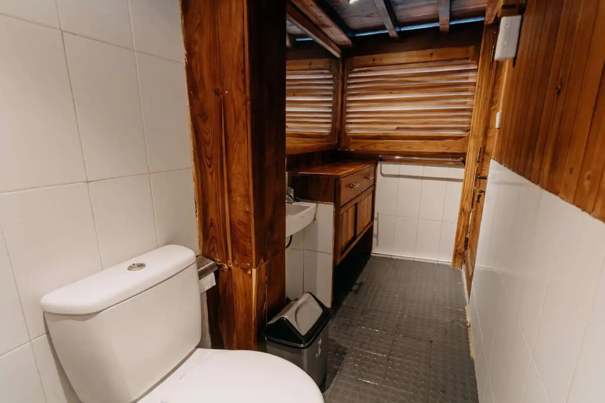 Adishree Phinisi Phinisi - Cabin 1 Upper Deck Toilet